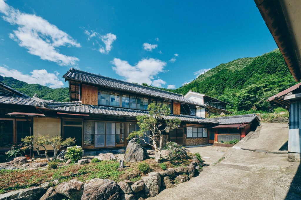 ワラビーランドの建物と里山の風景